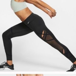 CUSTOMNike Epic Lux Tight Mesh Strappy Barry’s B…